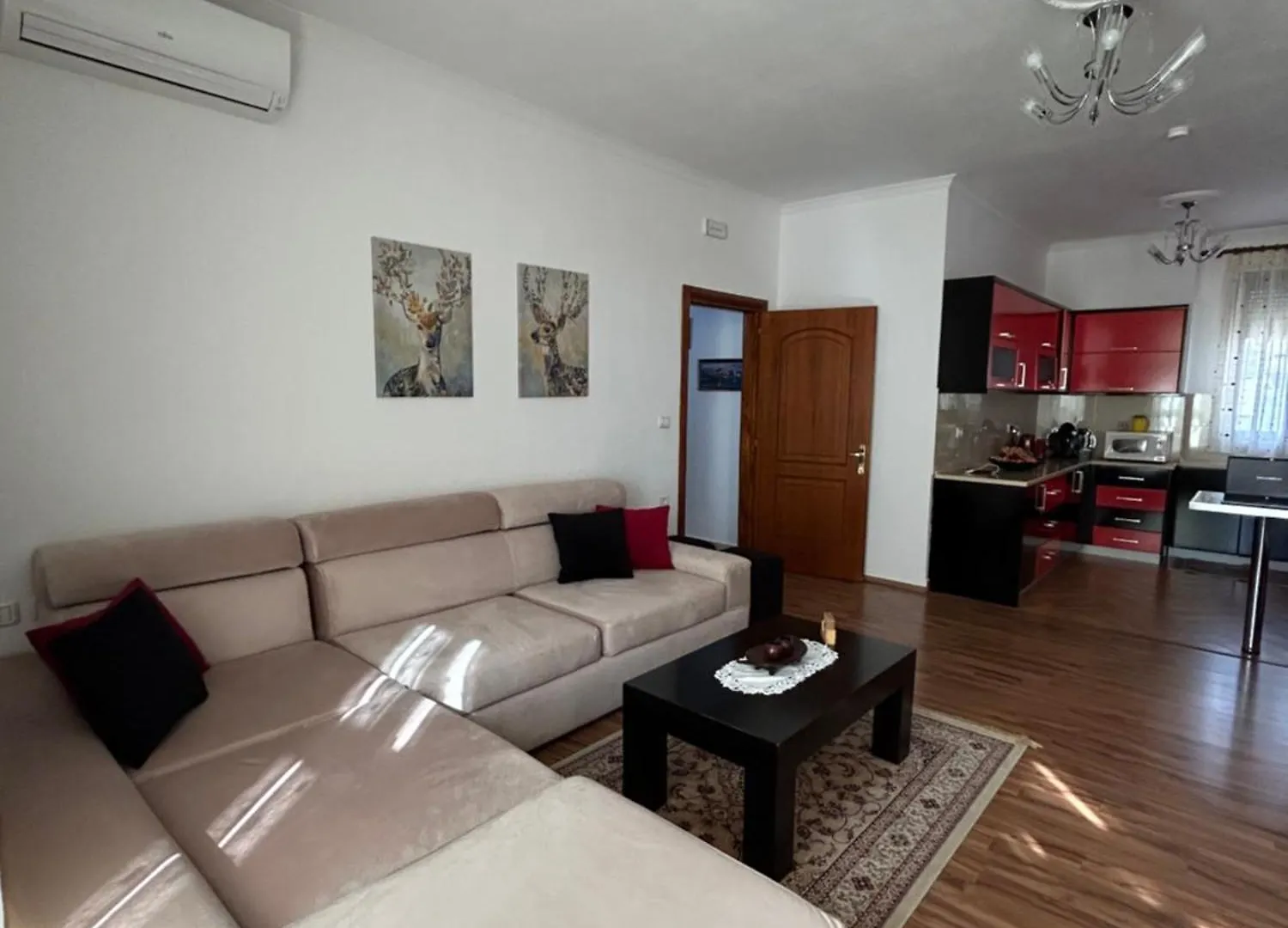 J & Nilson\'S Apartment In Shkodra Center의 연락처